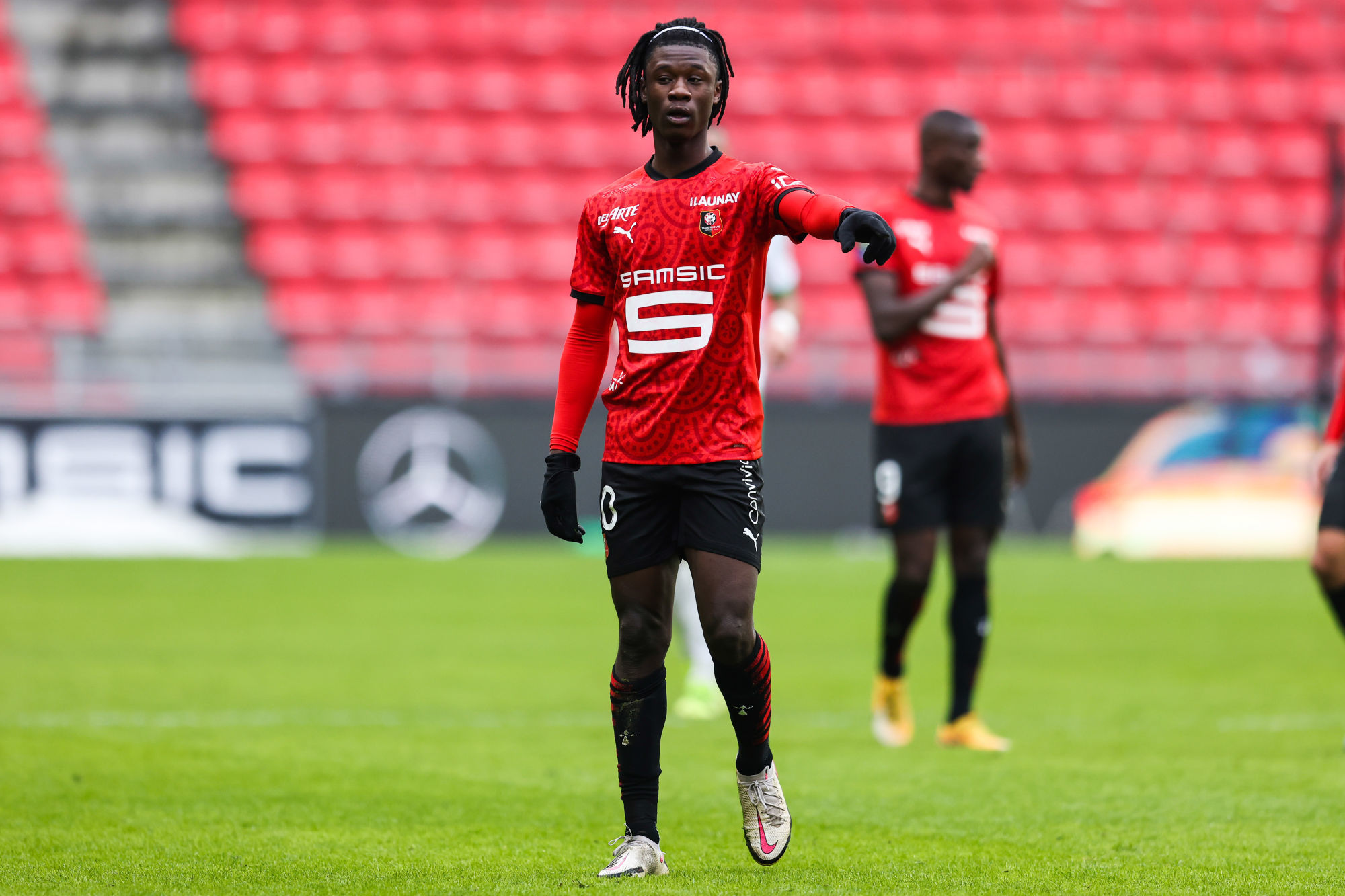 Equipe de foot rouge et noir sale